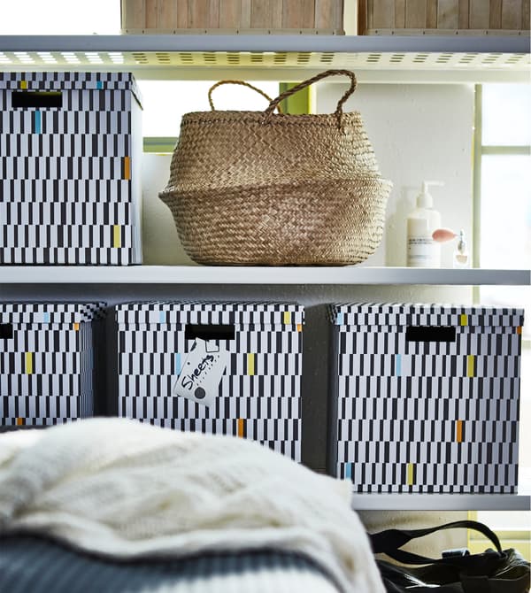 Utilisez intelligemment votre espace avec une étagère (MULIG) qui vous offrira beaucoup de place pour montrer vos trésors et cacher le reste, comme le linge de lit, dans des boîtes (TJENA).
