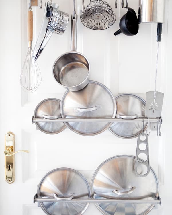 Utilisez la pleine hauteur de la cuisine pour créer un rangement pour ustensiles amusant.
