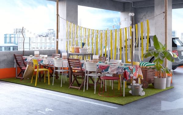 Utilizza la panca con contenitore da giardino ÄPPLARÖ in legno di acacia massiccio come seduta per una lunga tavolata - IKEA
