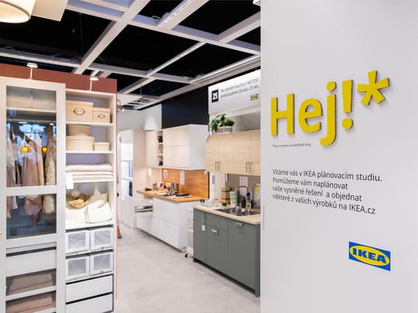 uvítací nápis HEJ (ahoj) při vstupu do plánovacího studia IKEA v Českých Budějovících a pohled na jednotlivé inspirativní řešení