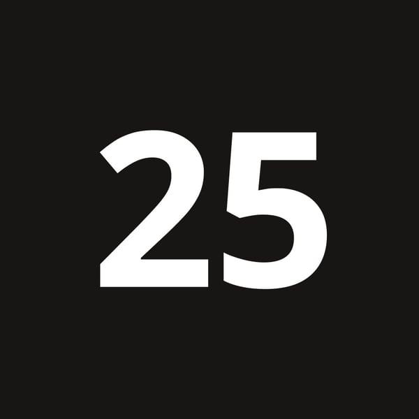 Uz melna fona skaitlis 25 baltā krāsā