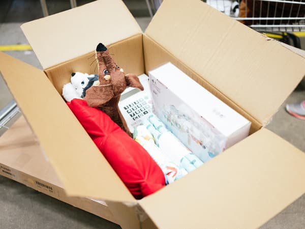 V kartonovém boxu jsou naskládané výrobky IKEA.