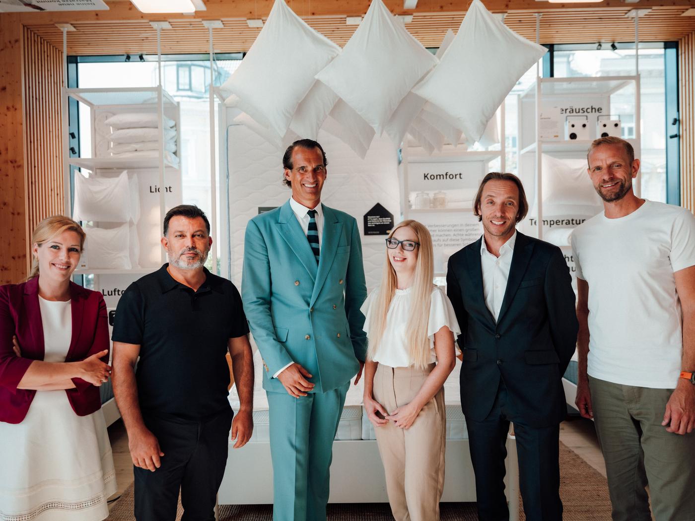 v.l.n.r. Catharina Fendt (Communications Managerin, IKEA Österreich), Alpaslan Deliloglu (CEO & CSO, IKEA Österreich), Thomas Schwabl (Gründer und Geschäftsführer, marketagent), Sabrina Margotti (Studienleitung, marketagent), Univ.-Prof. Dr. Manuel Schabus (Psychologe und Schlafforscher, Universität Salzburg), Jan Janko (Country Selling Manager, IKEA Österreich)