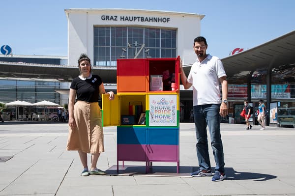 V.l.n.r.: Johanna Stadtlbauer (Mitarbeiterin Courage) und Nikolai Prietl (Store Fulfilment Project Leader IKEA Graz) präsentierten den Kleiderkasten in Graz