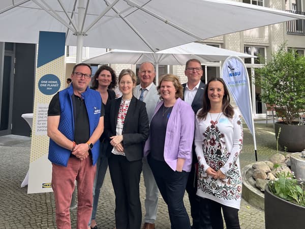 v.l.n.r. Leif Miller (NABU Bundesgeschäftsführer), Karin Flohr (NABU Leiterin Unternehmenskooperationen), Katarina Szécsi Åsbrink (Botschaftsrätin für Medien, Kommunikation und Wirtschaft Schwedische Botschaft Berlin, Deutschland), Walter Kadnar (CEO & CSO IKEA Deutschland), Indra Enterlein (NABU Leiterin Ressourcenpolitik), Jörg-Andreas Krüger (NABU Präsident), Kasia Dulko-Gaszyna (Sustainability Managerin IKEA Deutschland)