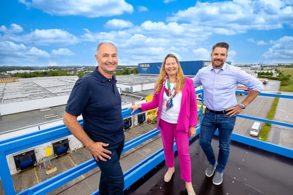 V.l.n.r.: Standortleiter Gerhard Gschwendtner, Botschafterin Annika Markovic und Claes Lindgren (Customer Fulfillment Manager IKEA Österreich)