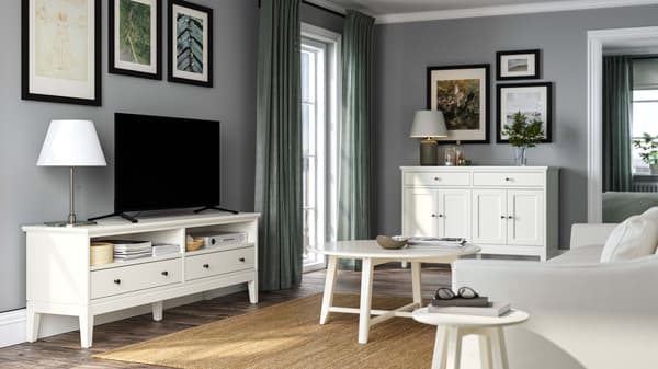 V obývacím pokoji je televizní stolek IDANÄS v bílé barvě a bílá příborník IDANÄS.