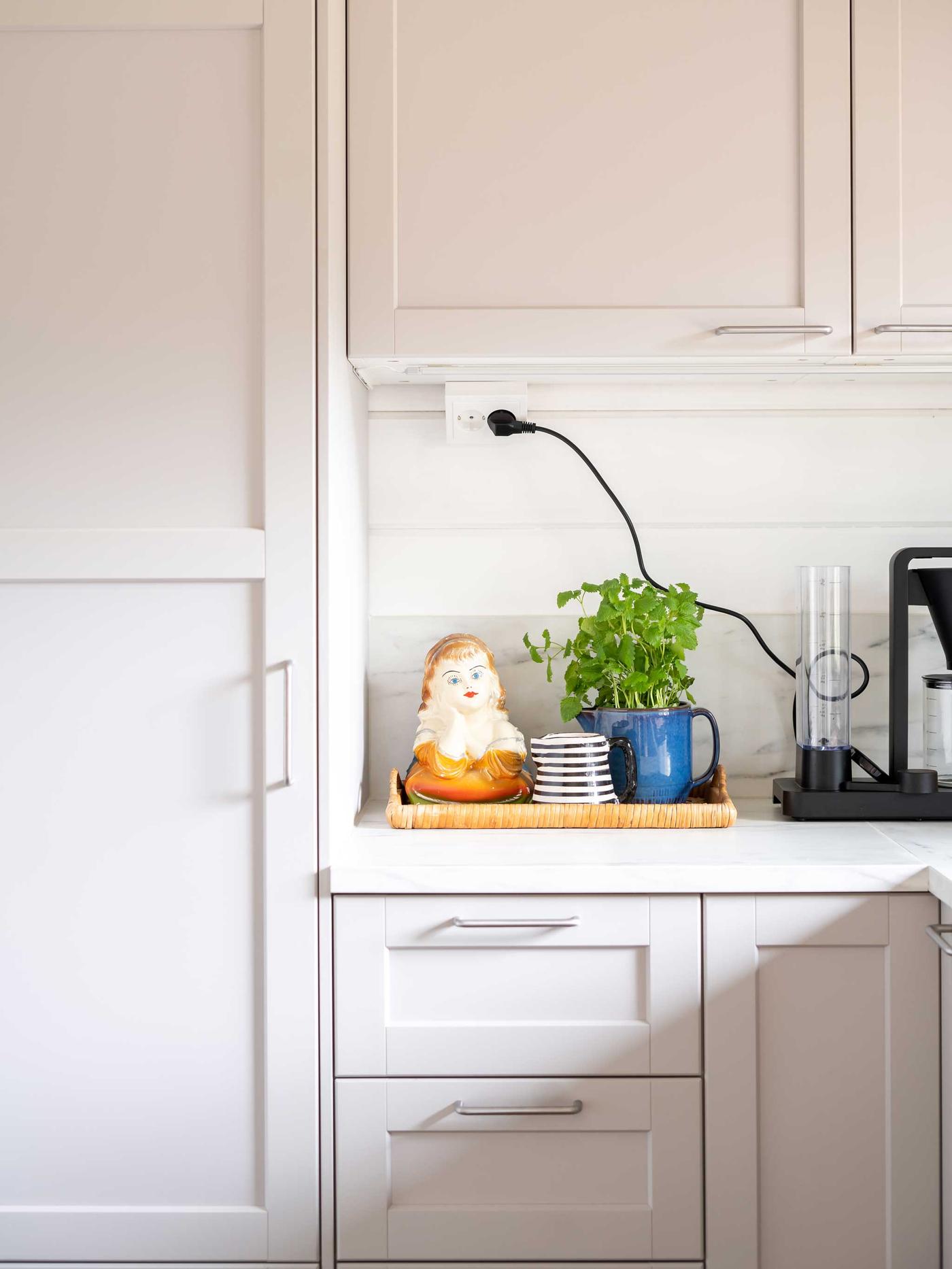 Vaaleanharmaan METOD LERHYTTAN-keittiön ovien ja etusarjojen yksityiskohtia.