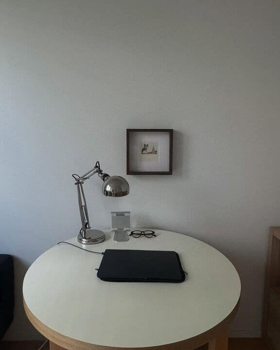 Vaaleasävyinen keittiö, jossa on krominen FORSÅ-pöytävalaisin.