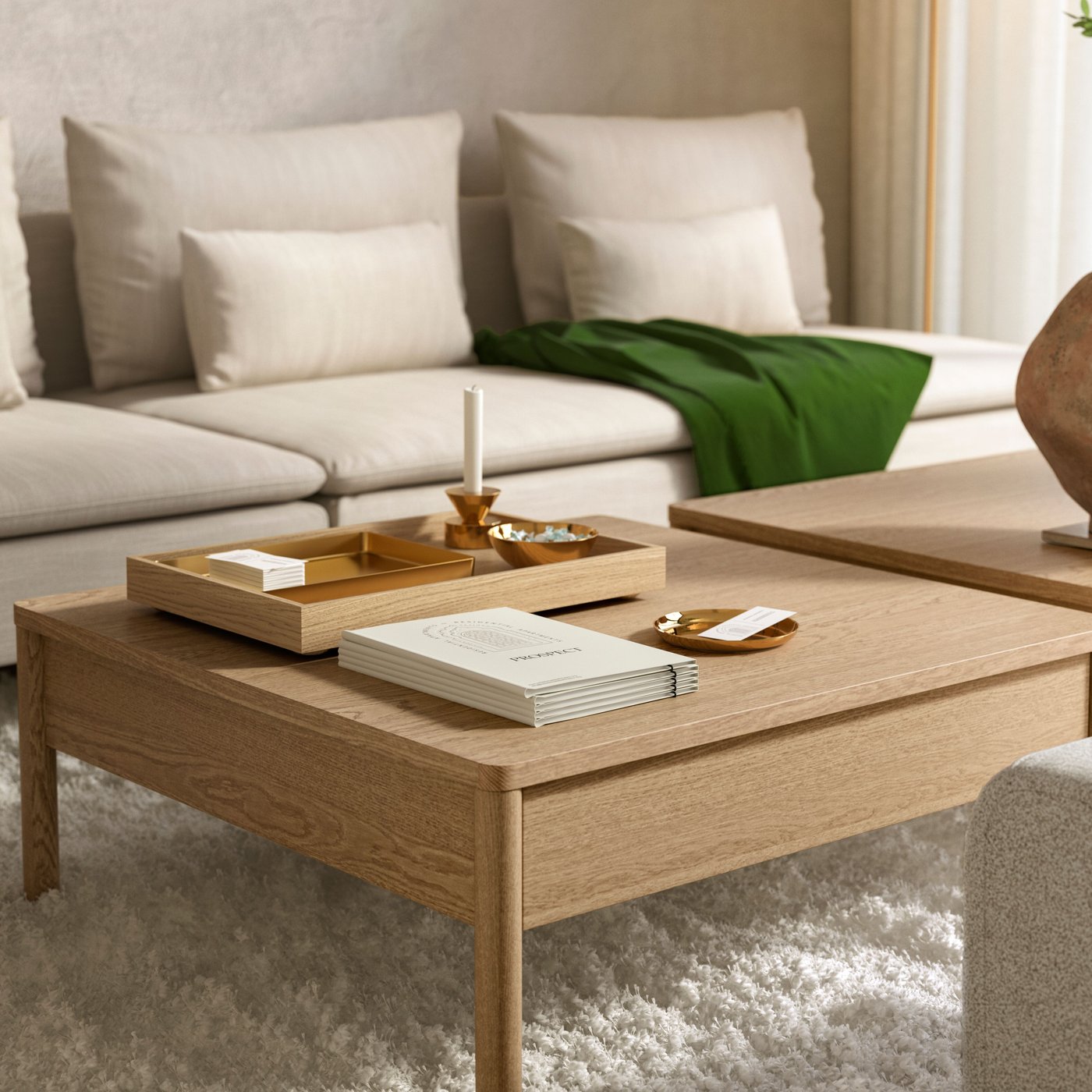 Vaaleassa modernissa olohuoneessa on SÖDERHAMN-sohva ja kaksi tammiviiluista TONSTAD-sohvapöytää.