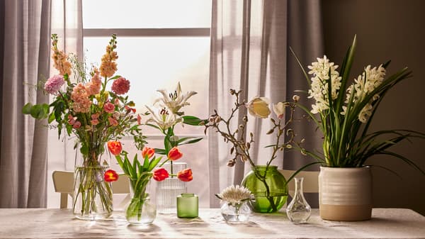 Vaasjes met bloemen op tafel