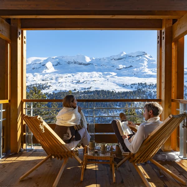 vacanciers regardant le paysage