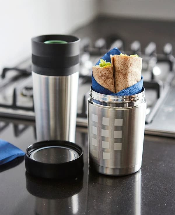 Vacuum container with a sandwich