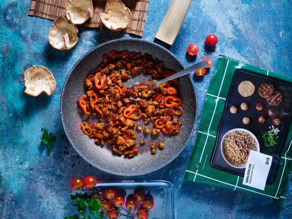 VÄRLDSKLOK Pflanzliches Hack wird zusammen mit anderen Zutaten in einer Pfanne angebraten.