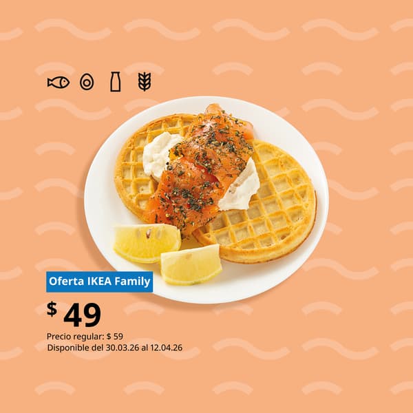 Våffla med lax, waffle con queso crema y salmón ahumado.