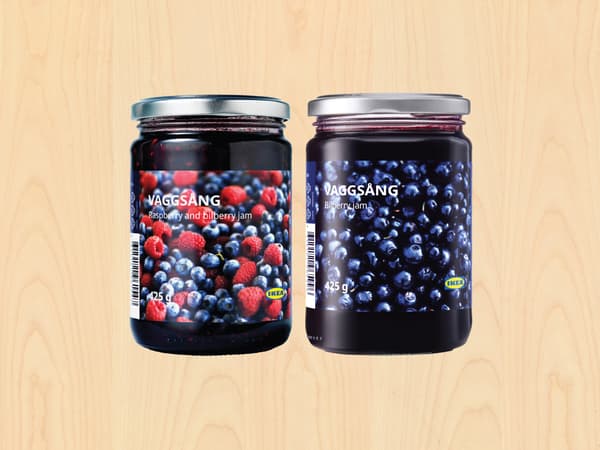 VAGGSÅNG Billberry Jam, 425g & VAGGSÅNG Raspberry and  Billberry Jam, 425g on a wood background