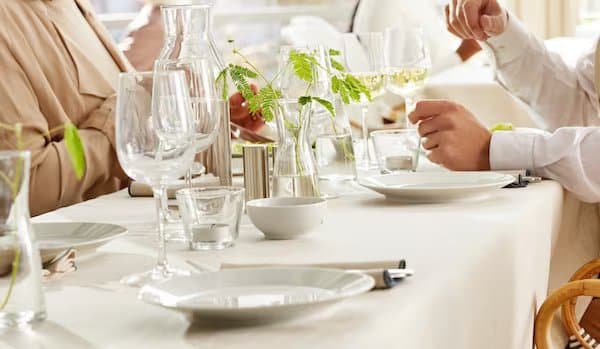 Vaisselle blanche sur une table dressée