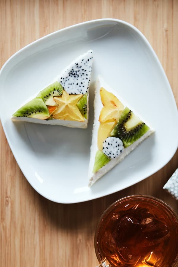 Vajillas baratas blancas sobre mesa de madera