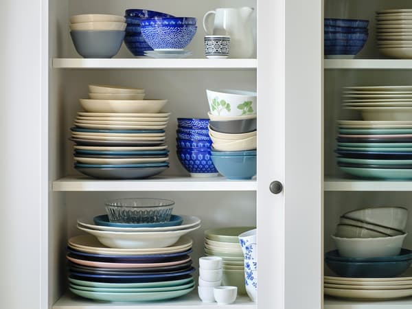 Vajillas baratas de varios colores dentro de armario