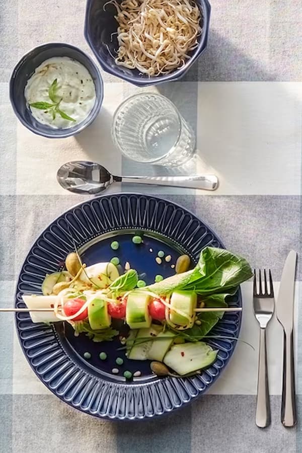 Vajillas baratas sobre mantel de cuadros