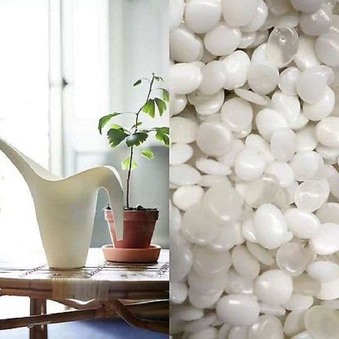 Valged plastgraanulid plastist kastekannu kõrval.