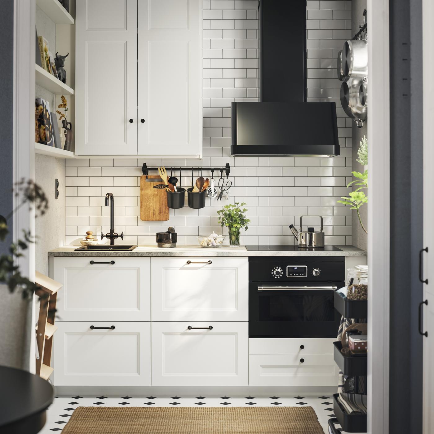 Valkoinen shaker-tyylinen METOD-keittiö AXSTAD-ovilla.