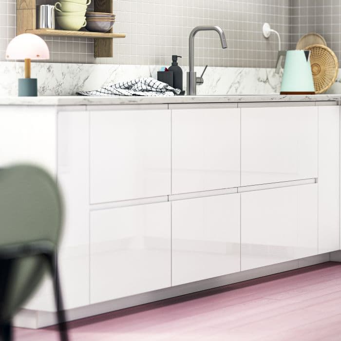 Valoisassa IKEA-keittiössä on korkeakiilto valkoiset VOXTORP-ovet.