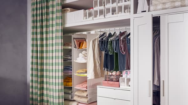 Varão e duas soluções de arrumação com 6 compartimentos SKUBB, com um cortinado GLANSHAGTORN ao lado.