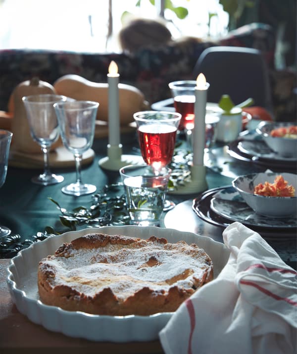 มอบหน้าที่ให้เด็กๆ ทำตลอด อย่างการตกแต่งของหวานในจานพาย VARDAGEN/วาร์ดาเกน ของอิเกีย