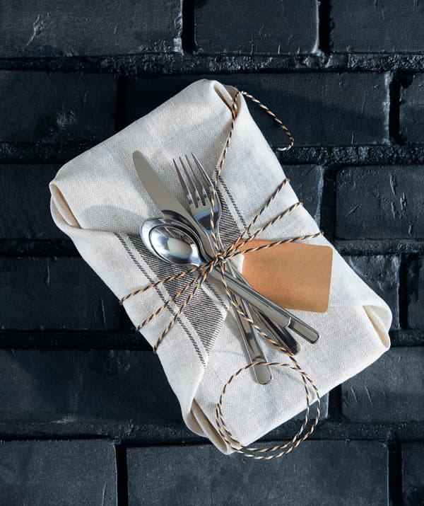 ห่อของขวัญของคุณด้วยผ้าเช็ดจานทำจากลินิน VARDAGEN/วาร์ดาเกน และจะทำให้ของขวัญดูน่าประทับใจยิ่งกว่าเดิมเสียอีก