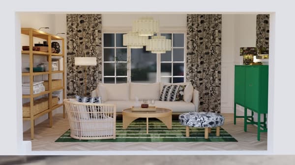 Vardagsrum med beige soffa, två mönstrade kuddar och ett runt träbord i mitten. Framför soffan står en grönrandig matta, en rottingfåtölj med vit dyna och en rund pall med svartvitt mönster. Till höger syns en grön skänk, till vänster öppna hyllor i ljus trä med korgar. Bakom soffan finns två fönster med svartvita mönstrade gardiner och två hängande lampor i vitt.