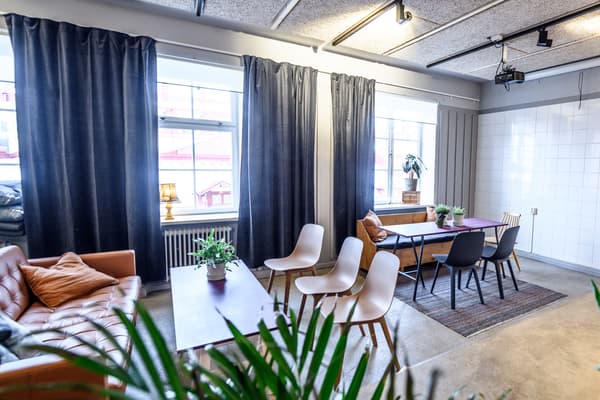 Vardagsrum med mycker ljusinsläpp, plats för både matbord och soffa.