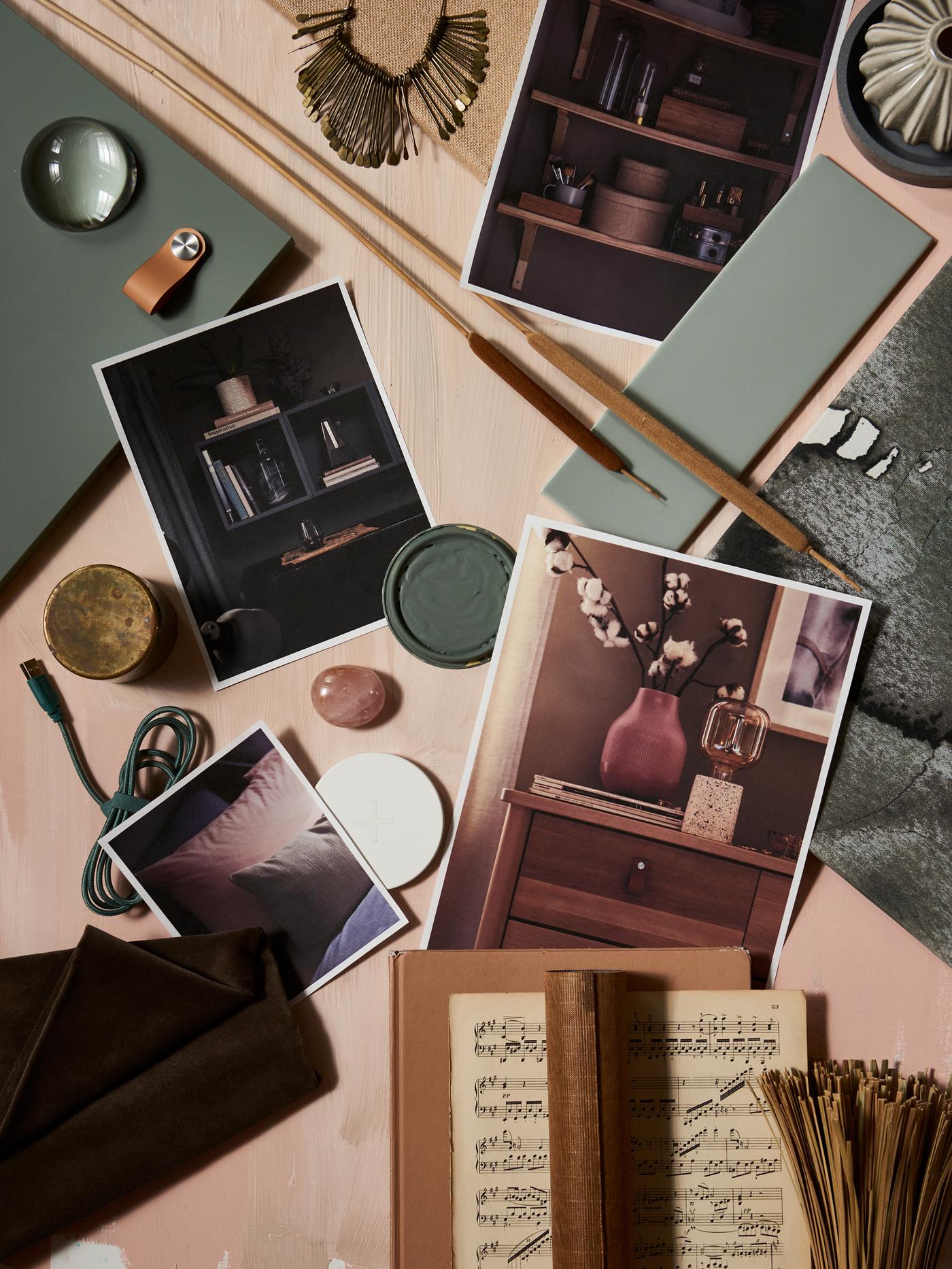 Varias fotografías, adornos e artigos decorativos esparexidos por unha superficie clara.