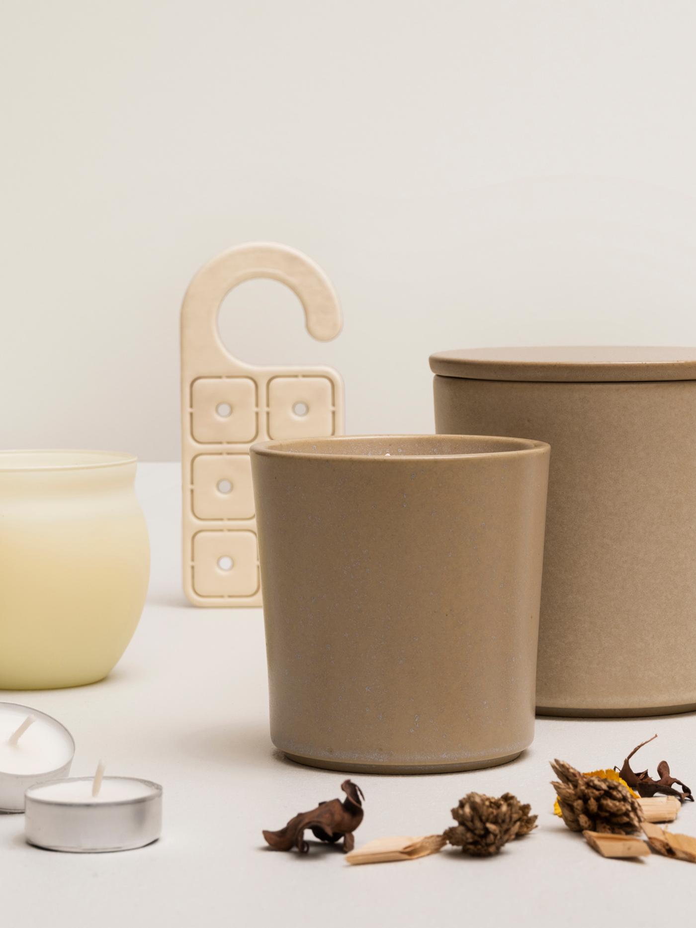 Varie candele profumate JÄMLIK, fragranze vaniglia, pot-pourri e un profumatore per armadi su uno sfondo bianco - IKEA.