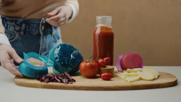 Vários alimentos cobertos com as tampas de silicone reutilizáveis ÖVERMÄTT