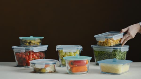 Vários recipientes transparentes da gama IKEA 365+ para a conservação de alimentos.