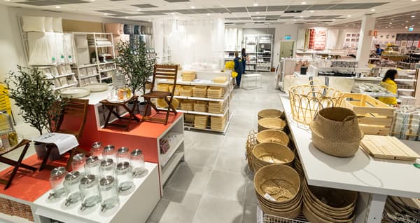 Vaser, burkar, stolar, korgar, växter och bord står utplacerade runtom i en butik