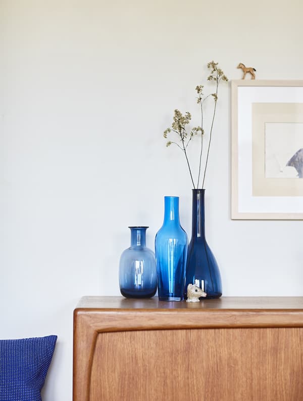 Vases bleus sur un buffet en bois.