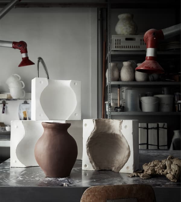 Vasi in ceramica e stampi in un laboratorio.