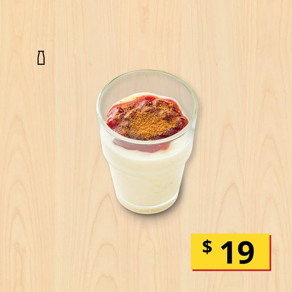 Vaso de arroz con leche con canela y mermelada de arandano.