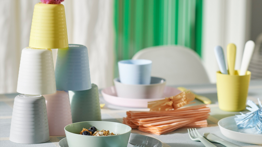 Vasos con mesa organizada fiesta