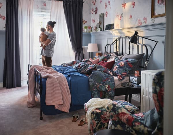 Vater mit Kind im Elternschlafzimmer