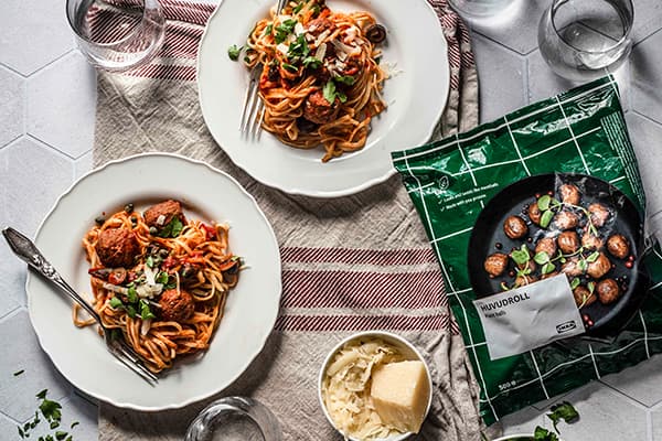 Vegane Pasta alla Puttanesca mit grünem Spargel und IKEA Plantbullar.