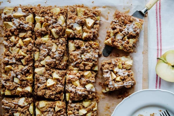 Veganer Apfelmuskuchen vom Blech mit Ingwer-Keks-Streuseln.