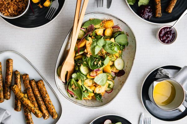 Veganer Ofenkartoffelsalat mit Gemüsewürstchen