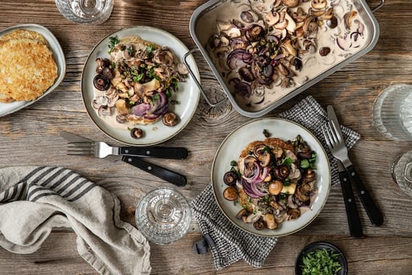 Veganes Stroganoff mit Rösti auf Pilzen, Kapern und Zwiebeln.