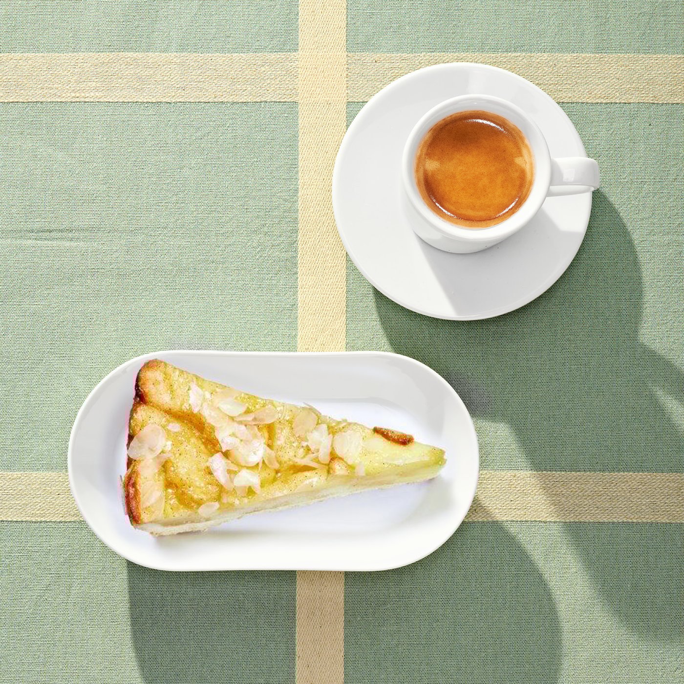 Vegánsky jablkový koláč a espresso