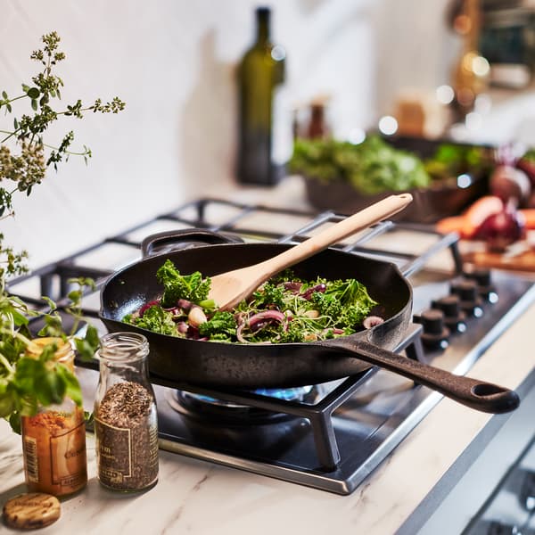 Vegetables are being fried in a VARDAGEN frying pan. It’s made from cast iron: a material that distributes heat evenly.