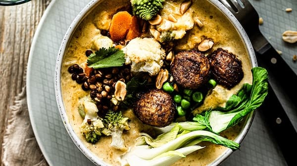 Vegetarisches Blumenkohl-Curry mit knusprig gebratenen PLANTBULLAR von IKEA.