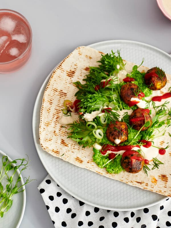 Vékony GRÄDDAT puha kétszersült salátával és HUVUDROLL húsmentes golyóval.